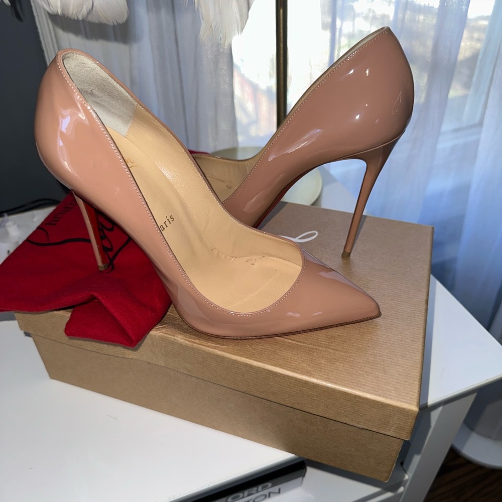 Christian Louboutin Womens
Shoes Size 39, Comes with the box, and dust bag.